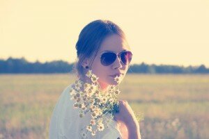 Der Hippie-Style mit weiten Blusen und Blumenprints bringt die 70er zurück