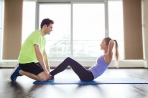 Junge Frau macht Sit ups in der einfachen Version