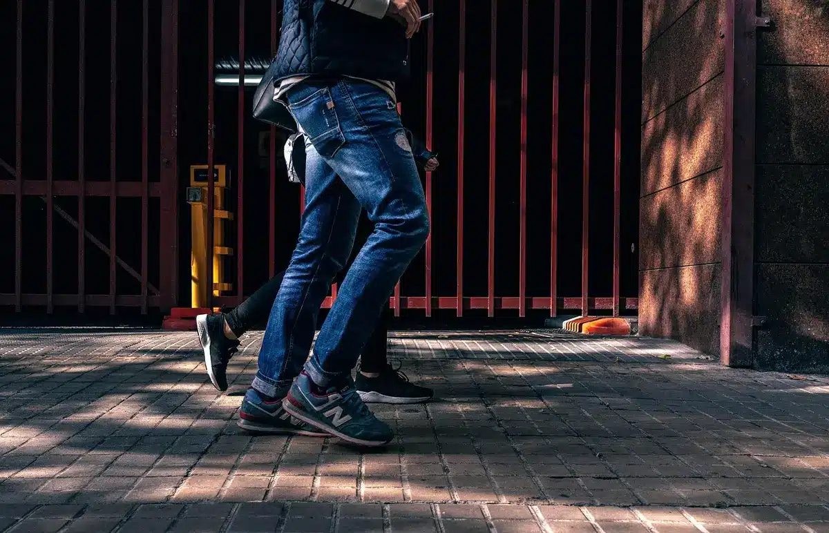 Franjedetail beweegt bij het lopen, satijn vangt zacht licht