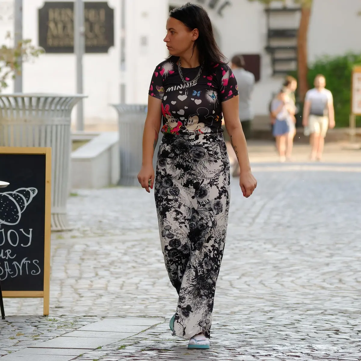 Mode-redacteur loopt in showrooms met comfortabele enkellaarsjes