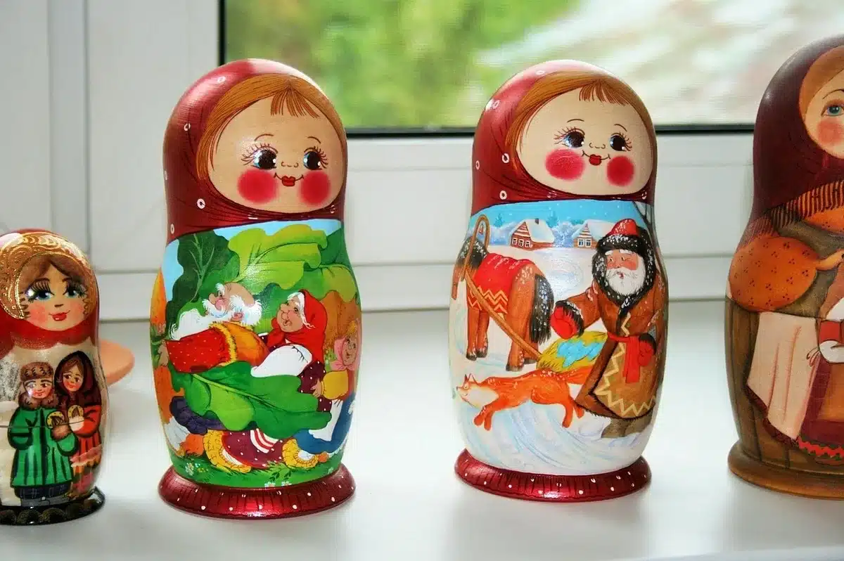 Set matroesjka-poppen met verschillende filmportretten op tafel