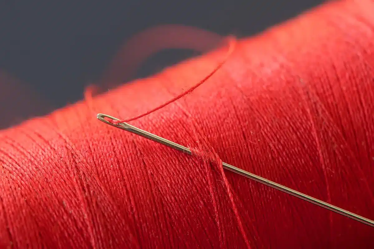 Close-up van traditionele Chinese gevlochten knoopsluitingen op textiel