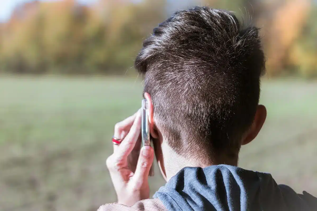 Twee mensen in gesprek, gezichten onherkenbaar, sfeer van ondermijning