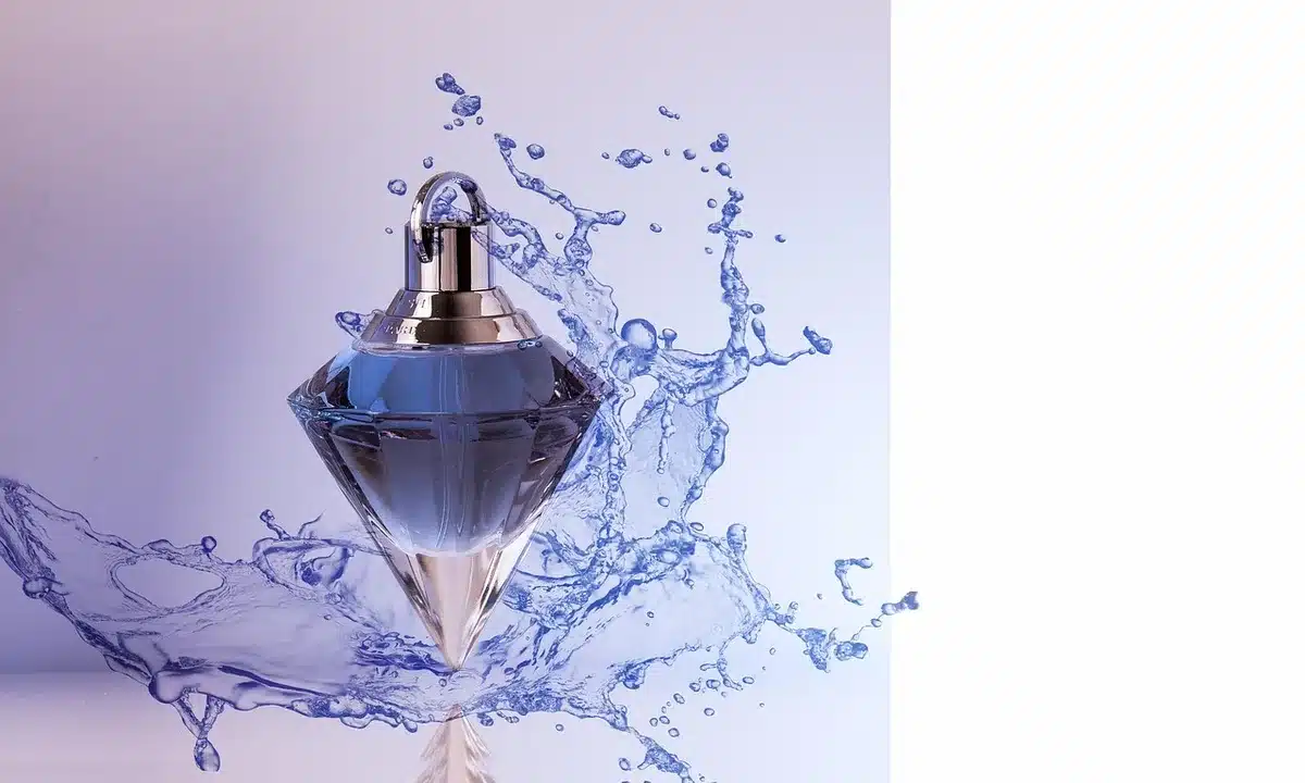 Hand die parfum op pols sprayt op gehydrateerde huid