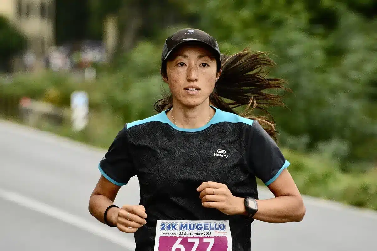 Anonieme groep marathonlopers bij de startlijn in de stad