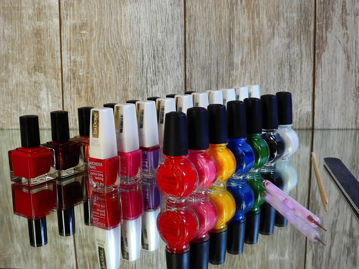 Manicure-arbeidsplek met dun penseel, schablonen en nagellakken