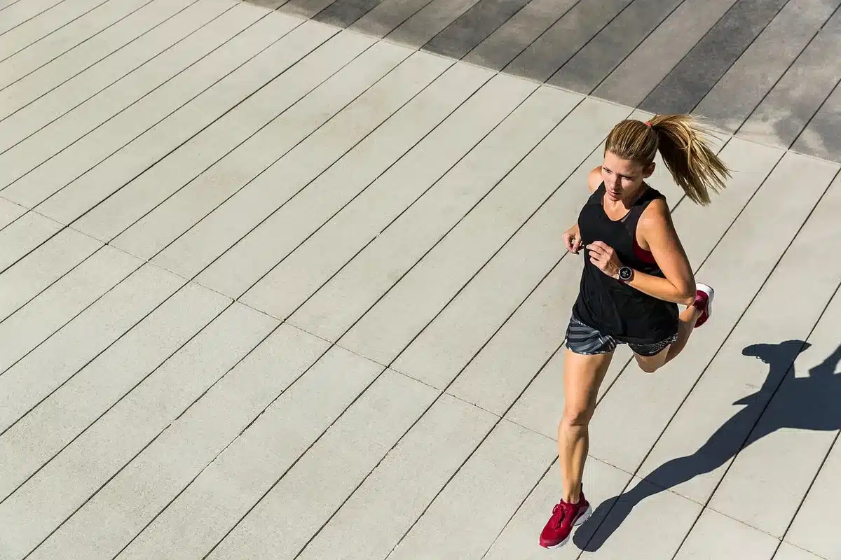 Begeleide HIIT-oefening met wandelen en rennen in een buitenruimte