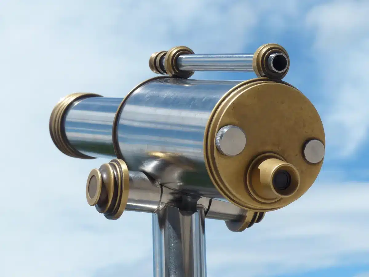 Zonnefilter bevestigd op de objectieflens van een telescoop