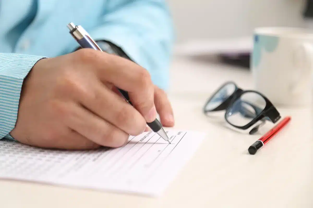 Hand schrijft doelgerichte checklist op notitieblok