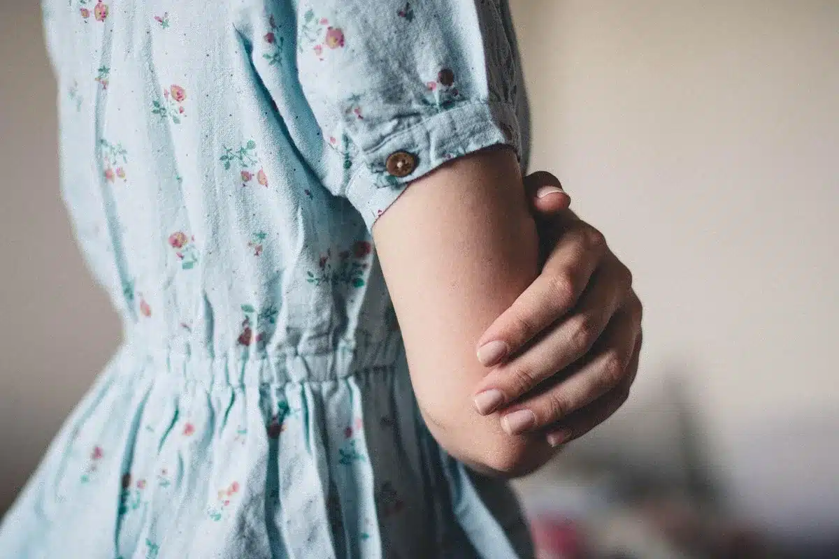 Lange manchetten die deels de hand bedekken op de catwalk