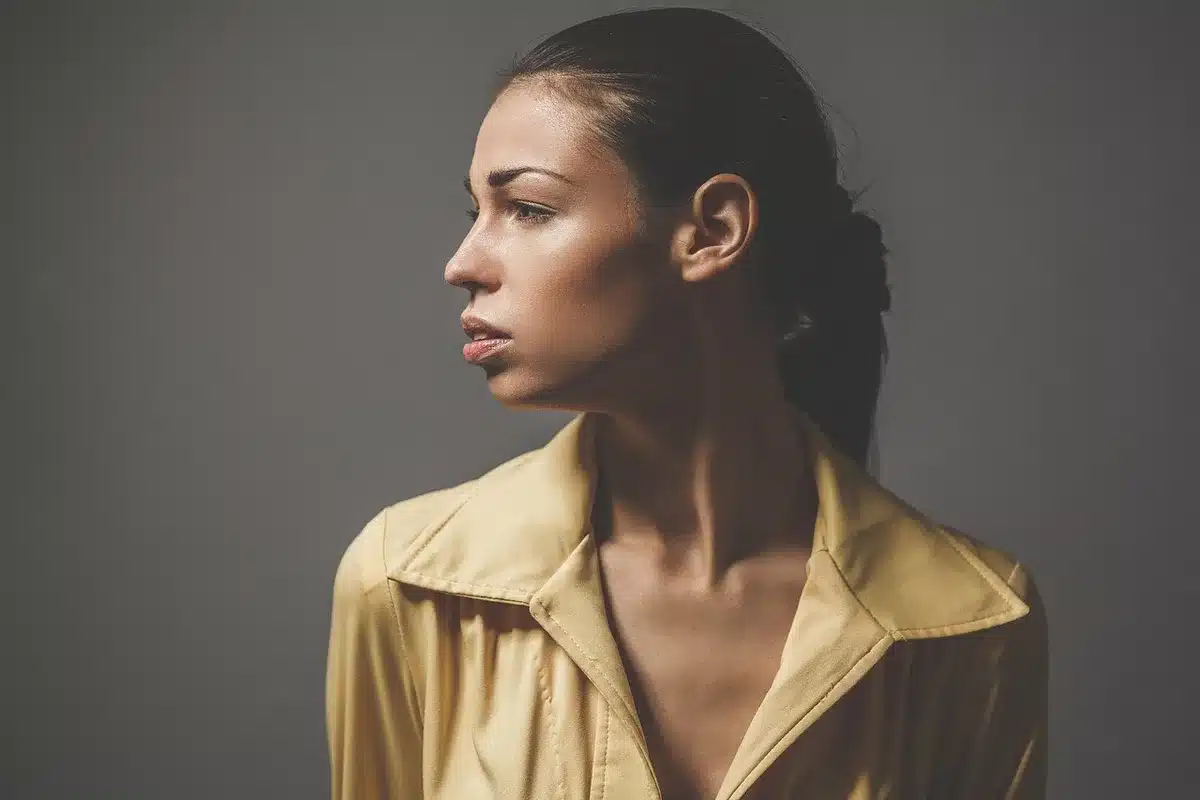 Opstaande kragen op blouses tijdens een modeshow