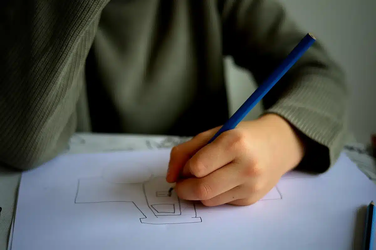 Knusse creatieve werkplek met tekenmaterialen en warme verlichting
