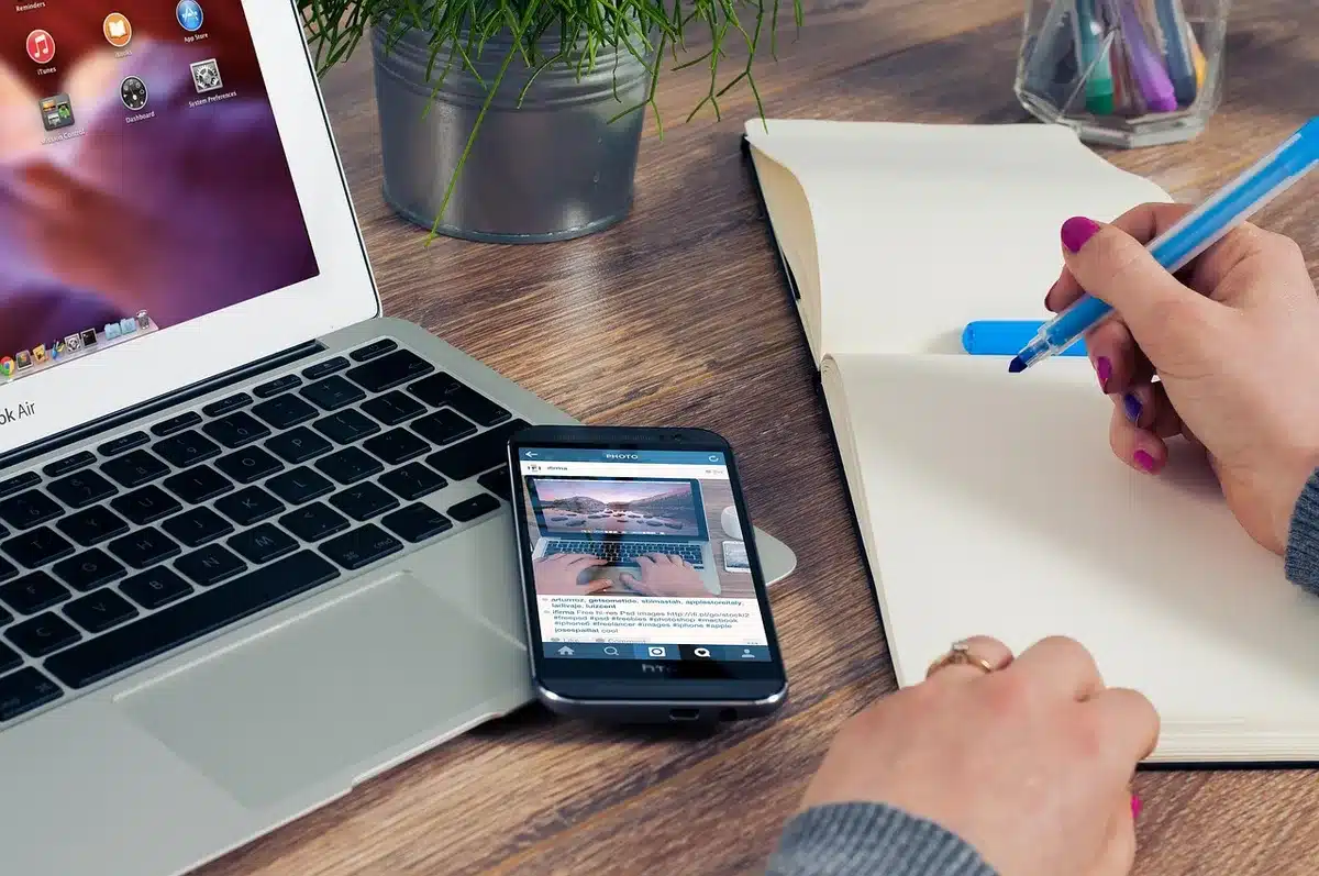 Opgeruimde werkplek met laptop en stapel documenten