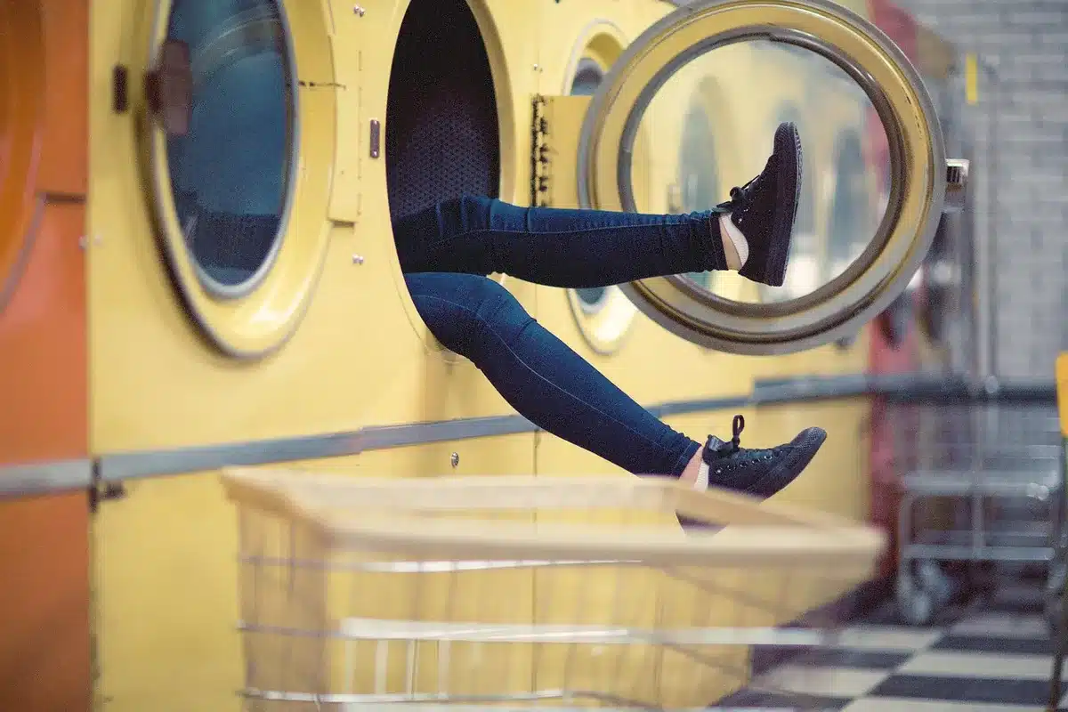 Binnenzool met memory-foam in een sneaker, zijaanzicht