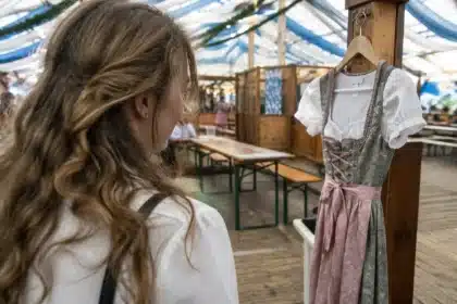 Leni Klum draagt losse golven op Heidifest en toont dat de frisuur bij klederdracht past