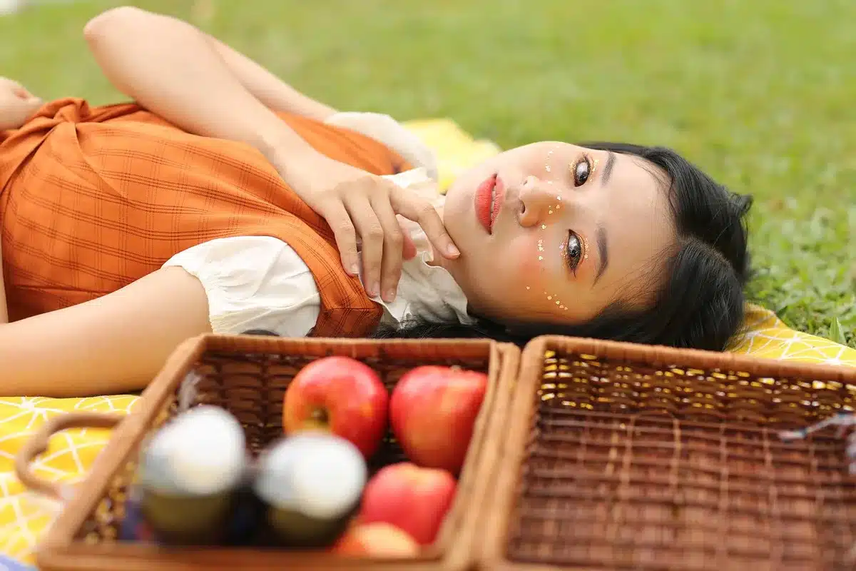 Ingrediënten voor een natuurlijke make-uplook naast een dirndl