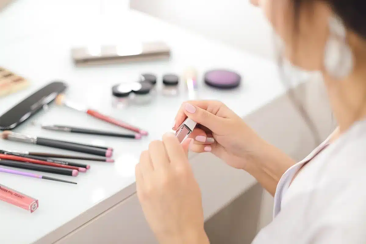 Rode lippenstift op een lippenpenseel voor klassieke look