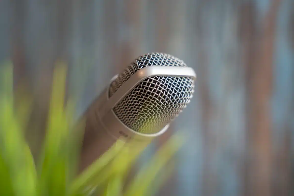 Microfoons en een podcaststudio tijdens een gesprek