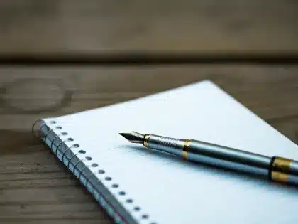 Zonnig huishoekje met notitieboek, mok en deken voor een rustige herfstpauze