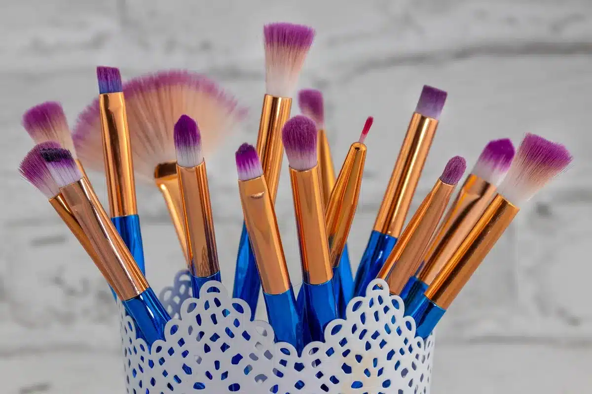 Compact blush en verpakking close-up op kaptafel