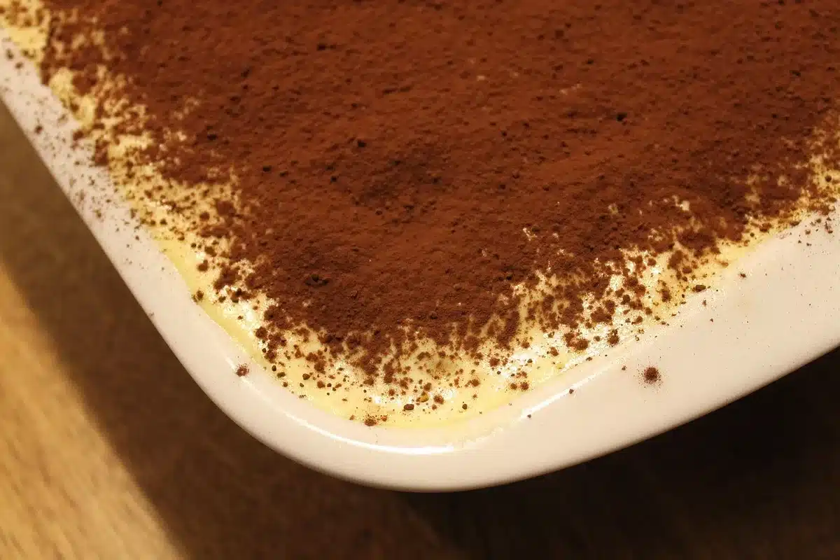 Glazen tiramisu met lagen mascarpone, koffie en verkruimelde koekjes op keukenblad