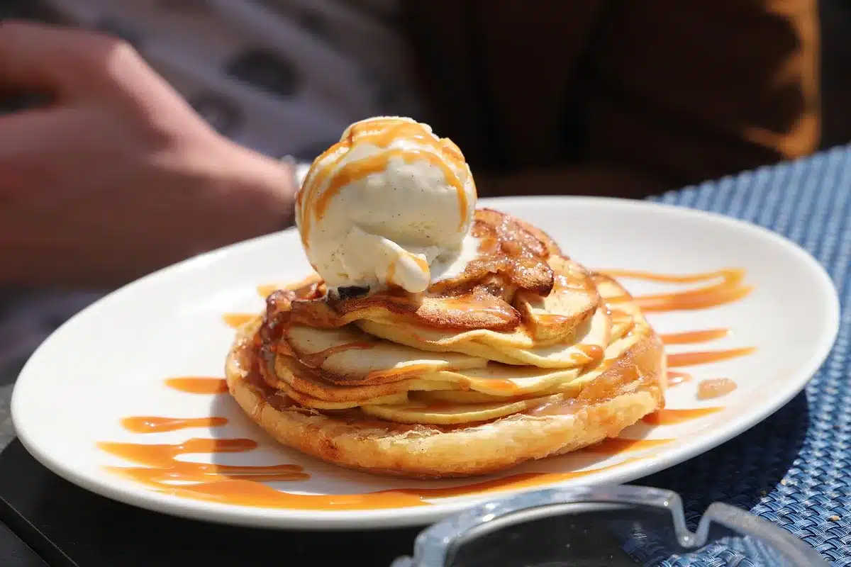 Close-up van parfumfles met vanille en karamel ingrediënten