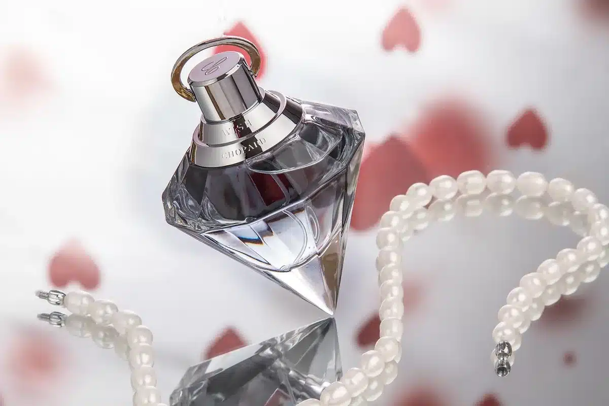 Parfum op pols aangebracht bij pulspunten