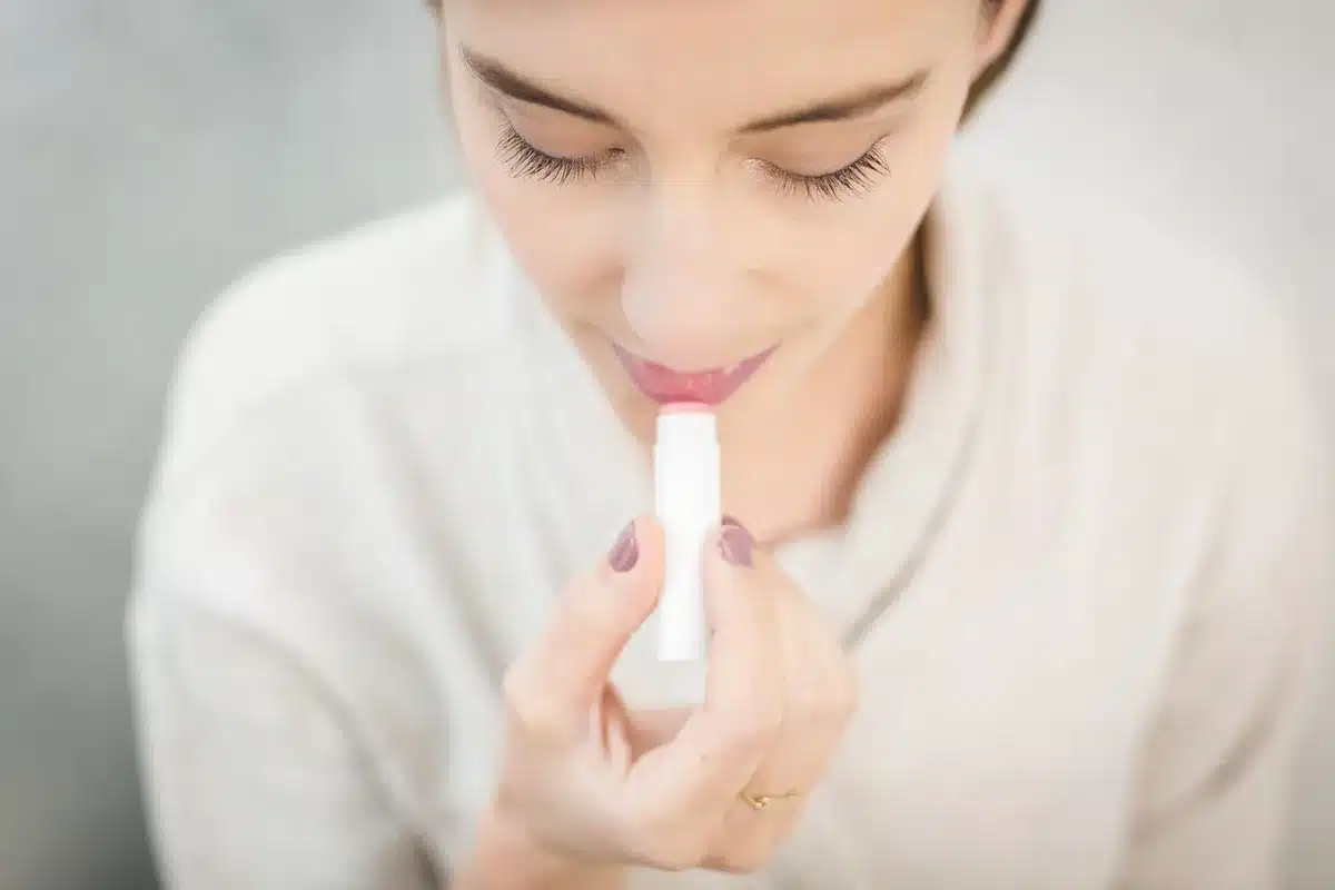 Ongeparfumeerde bodylotion op armen aangebracht