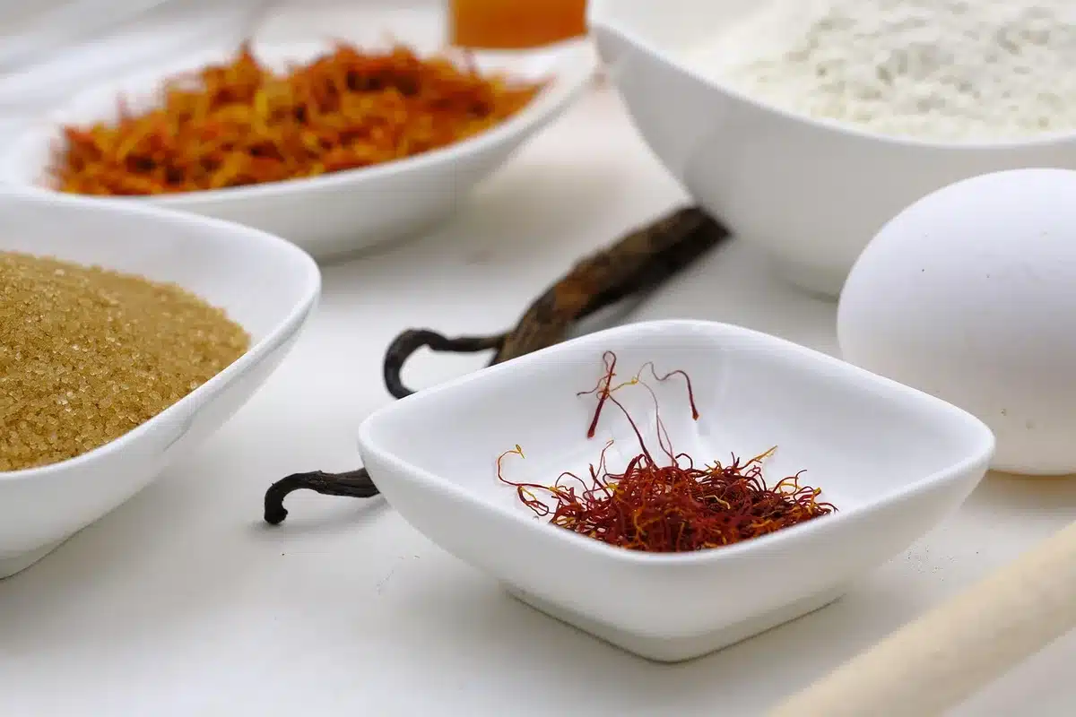 Flacon en ingrediënten die vanille en amber suggereren