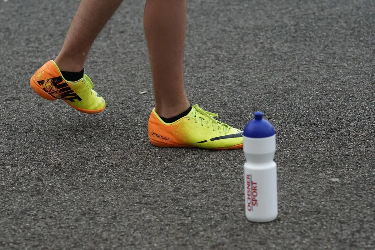 Hardloopschoen op asfalt met glad profiel