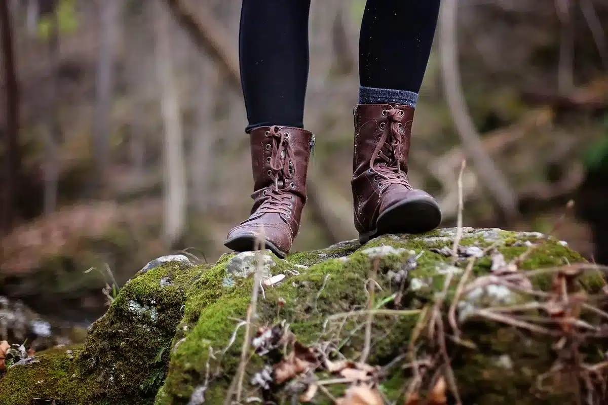 Trail-schoenen met diepe noppen op modderig pad
