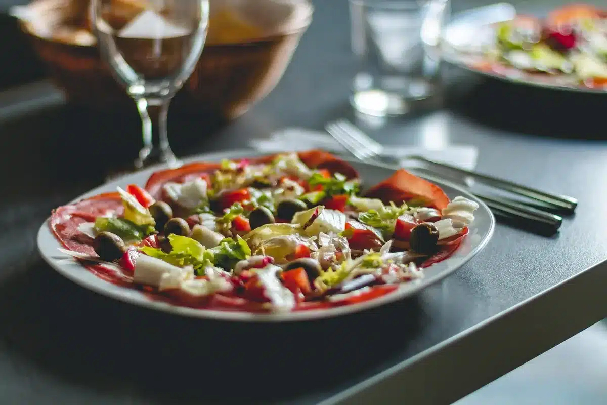 Salade met asperges, cherrytomaatjes en fava‑bonen op een bord