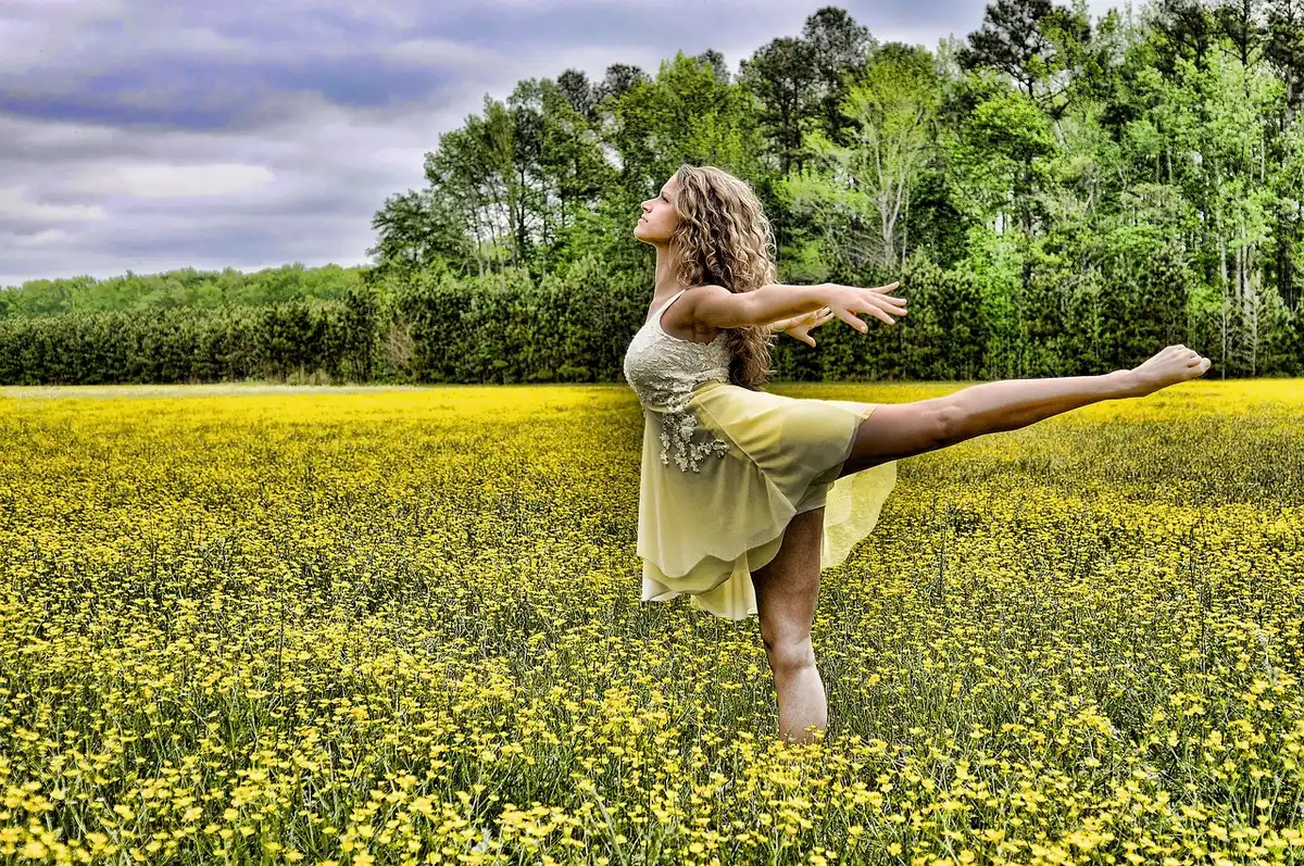 Vrouwelijke performer in theatrale rol op toneel