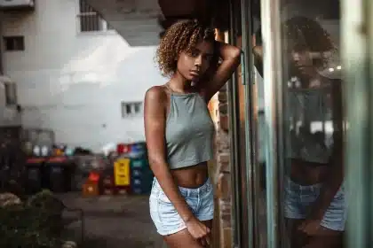 Twee anonieme mannequins in denim op een dakterras met stylingaccessoires