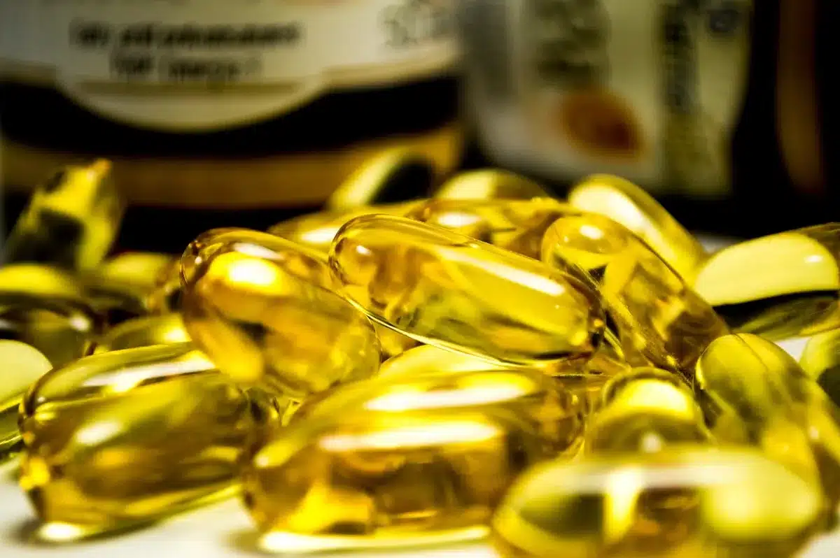 Foliumzuurtabletten en een open supplementenfles op een tafel