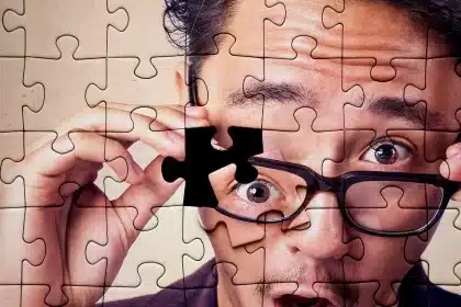 Close-up van luciferstokjes die cijfers vormen op een tafel, één stokje wordt verplaatst