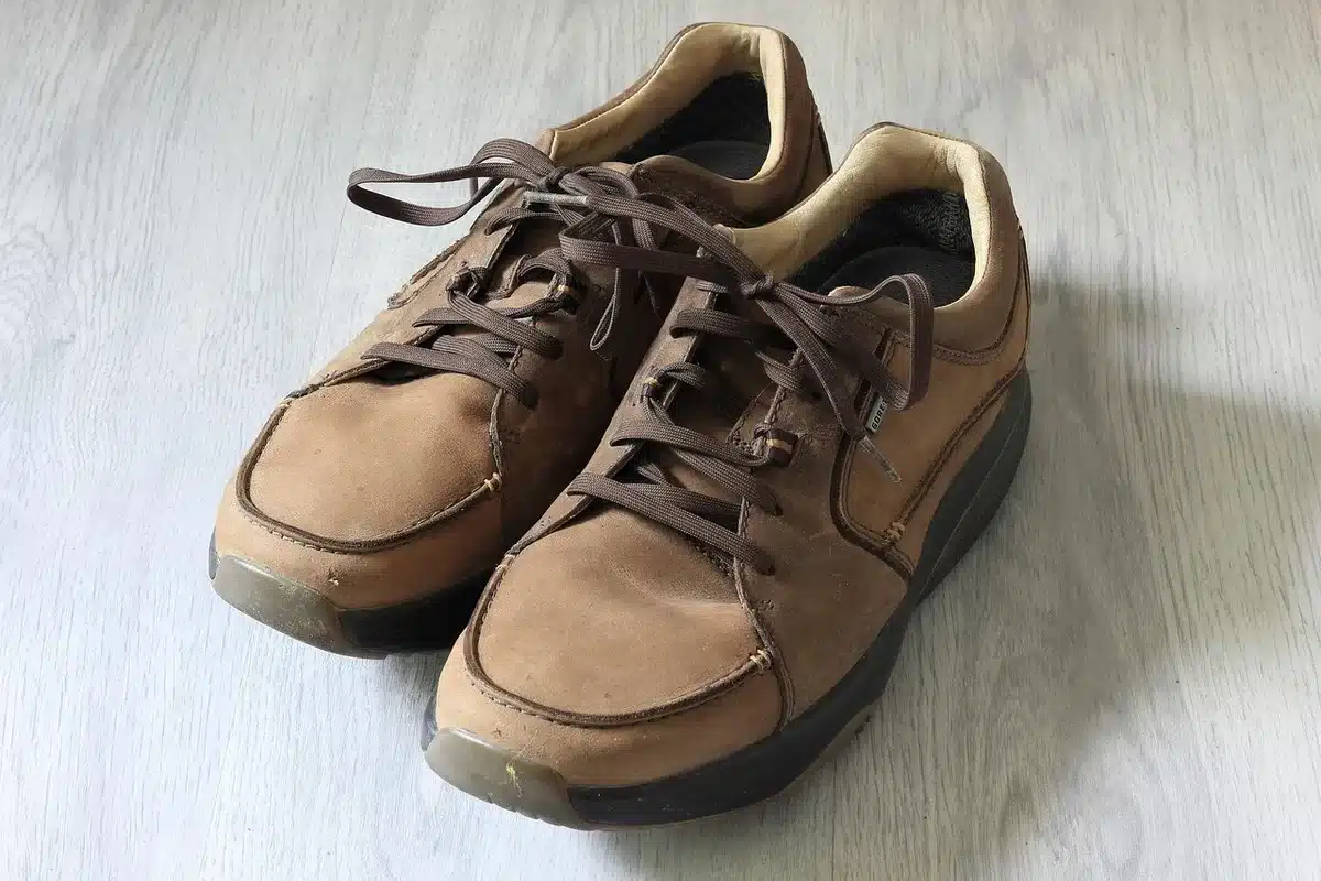 Close‑up van leren bovenwerk en rubberen shell toe van een sneaker