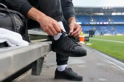 Vincent Kompany draagt een minimalistische Adidas Superstar van 300 euro