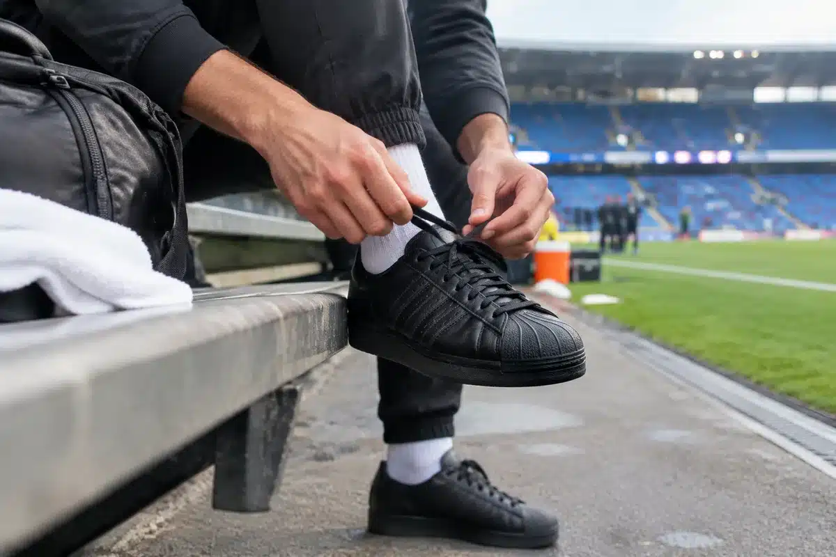 Vincent Kompany draagt een minimalistische Adidas Superstar van 300 euro