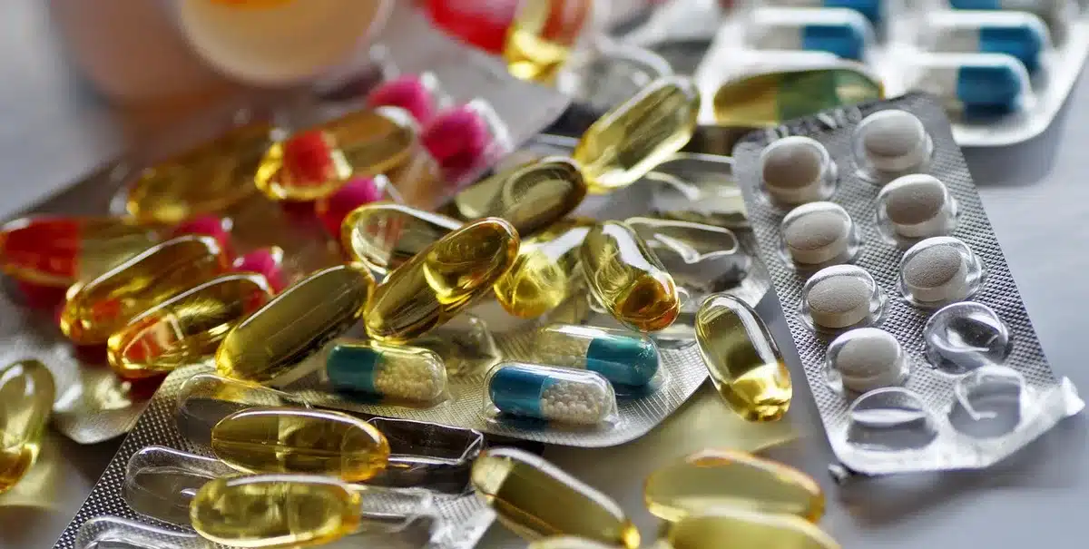 apotheker controleert een recept achter de balie