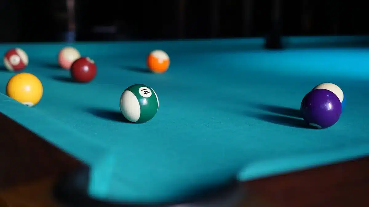 Silhouet van handen boven een ambigu inktvlekbeeld met abstracte vormen op een tafel