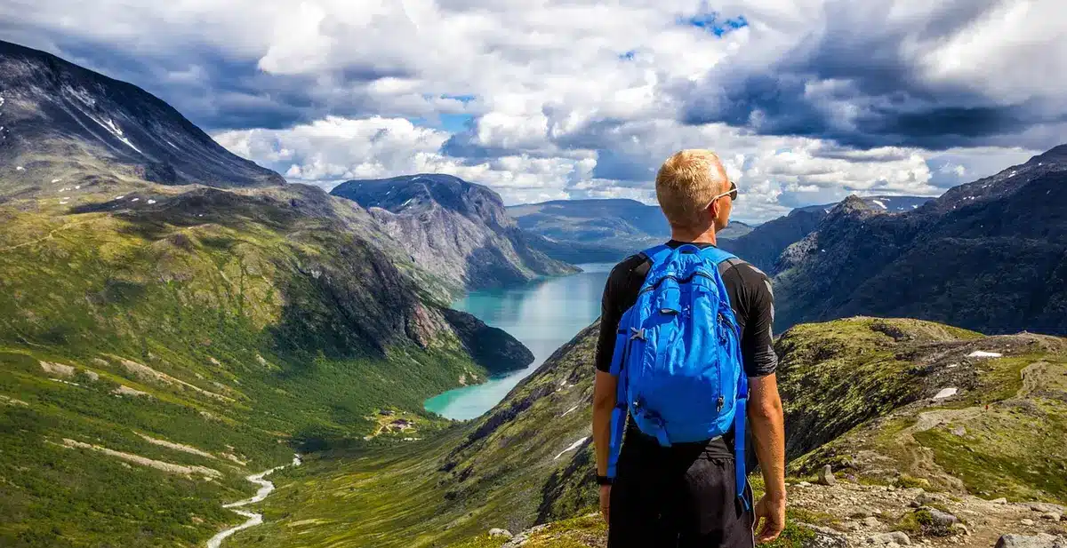 Toeschouwers langs een bergparcours bij wisselvallig weer